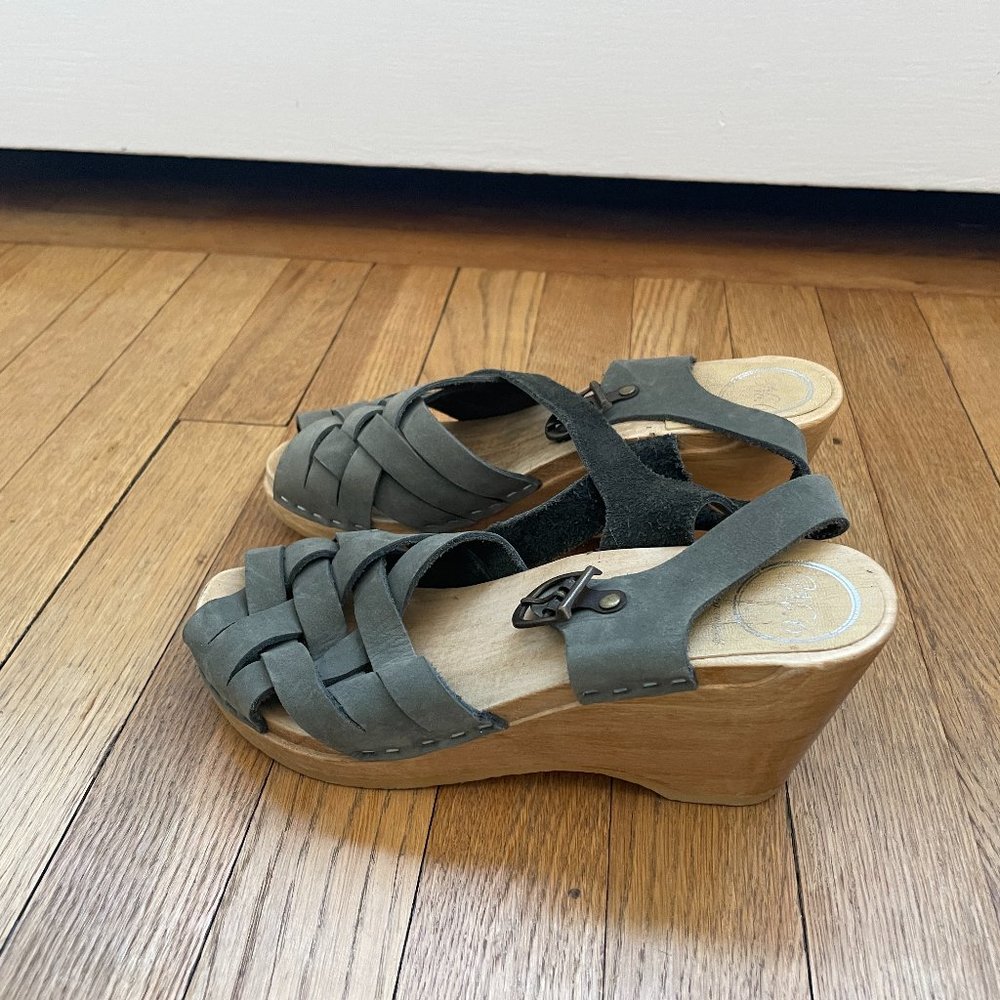 No. 6  New Grey Sandals, size 37